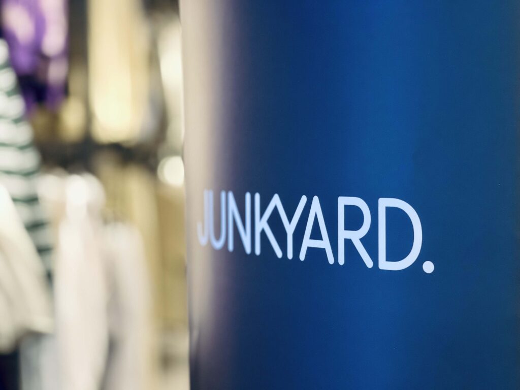 Junkyard logo i inngangsparti