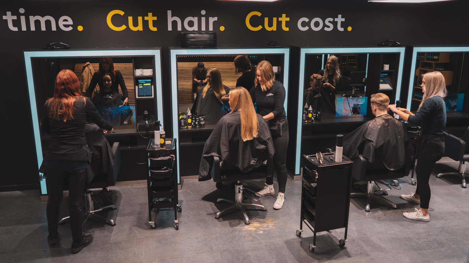 Bilde av Cutters lokale med tre frisører som klipper håret til tre kunder