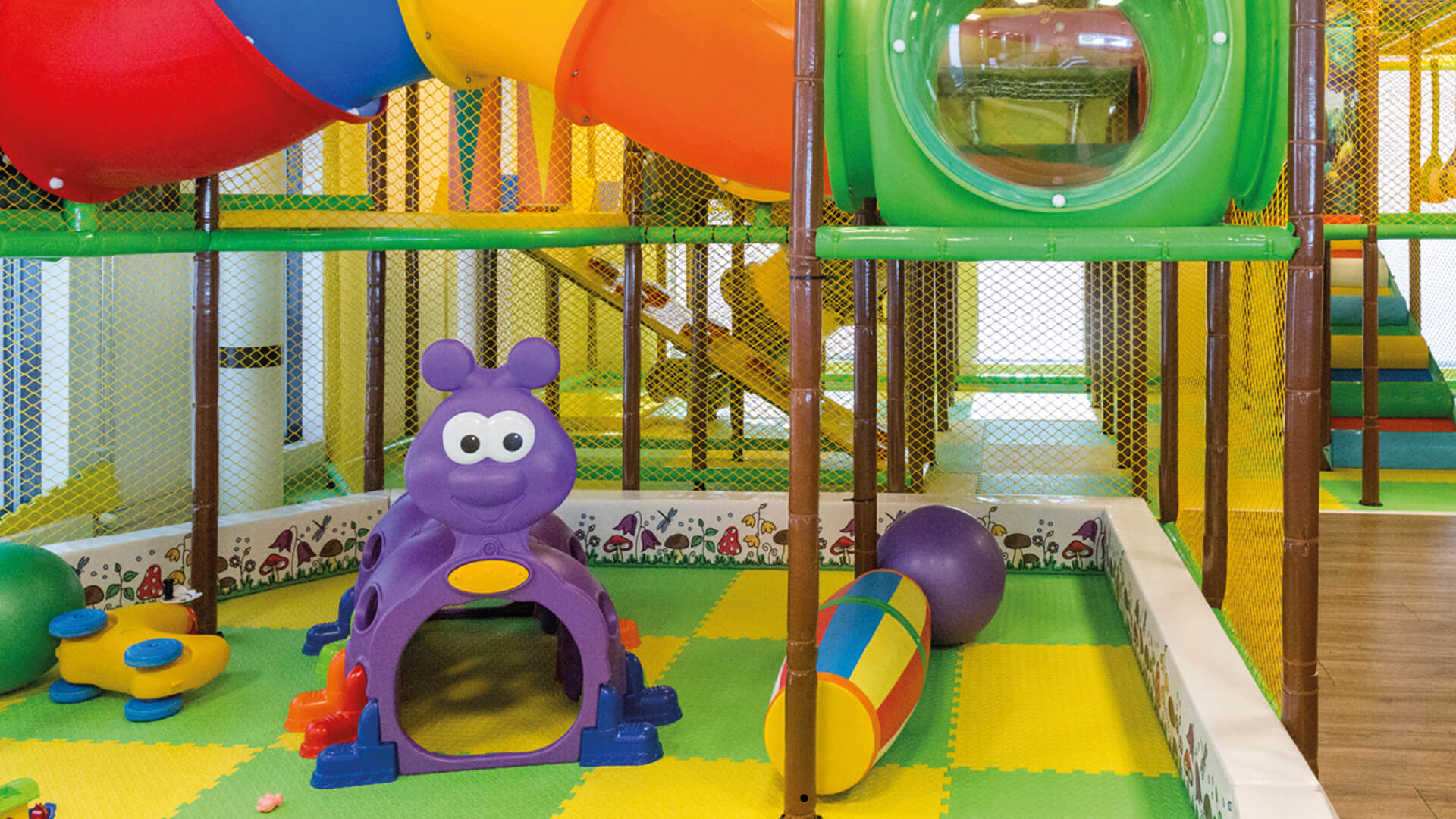 Bilde av barnepassområde med leker og aktiviteter