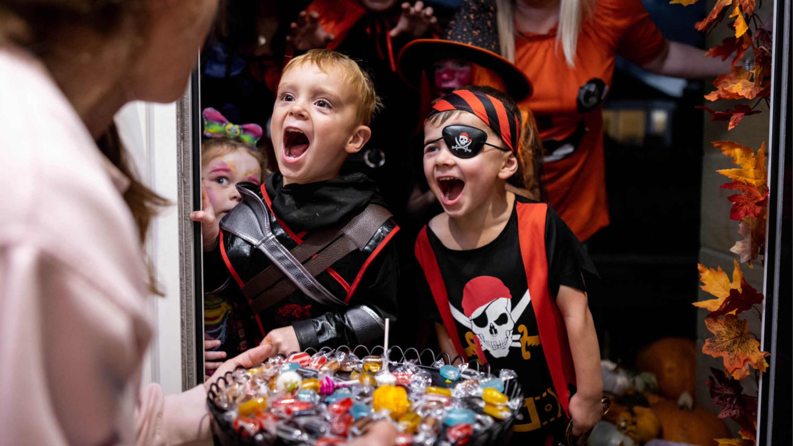 Barn som går halloween, godteri i bøttene og kostymene er skumle og morsomme